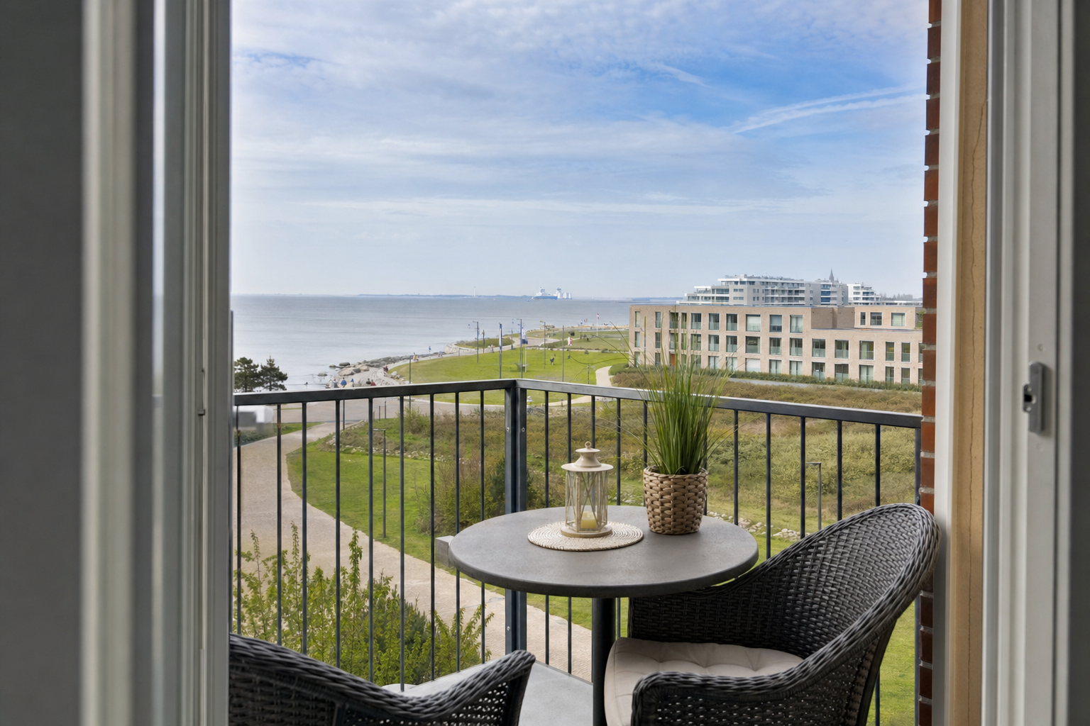 Ferienwohnung mit möbliertem Balkon und Blick auf die Nordseeküste in Cuxhaven